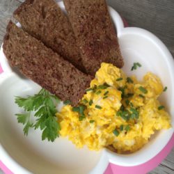 Rührei mit gebratenem Butterbrot