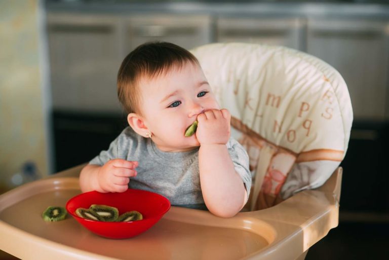 Ab wann dürfen Babys Kiwi essen? | Babyled Weaning