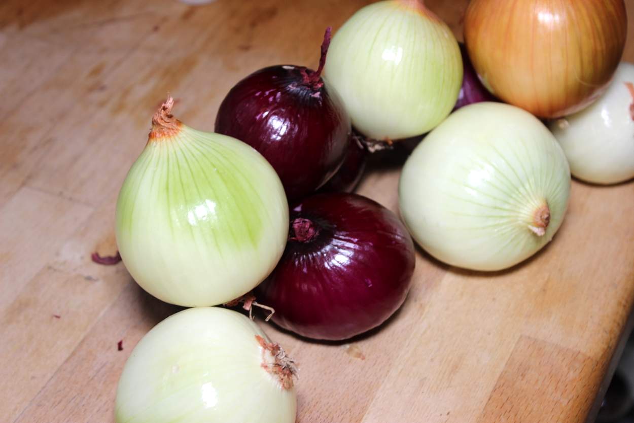 Eier Färben mit Zwiebelschalen: Ostereier ohne Chemie