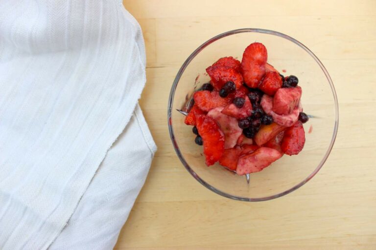 Obstsalat mit Erdbeeren für Kinder | Babyled Weaning Familienrezepte