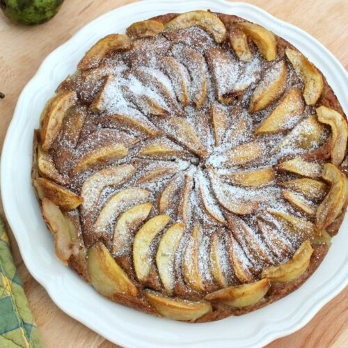 veganer birnenkuchen mit frischen birnen