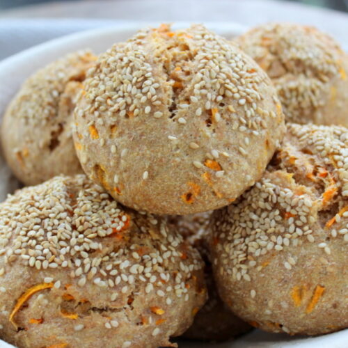 möhren brötchen zum frühstück in einem korb
