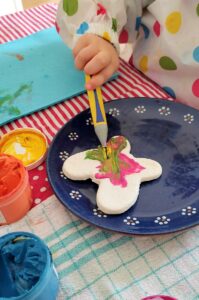 osteranhaenger bemalen mit kindern