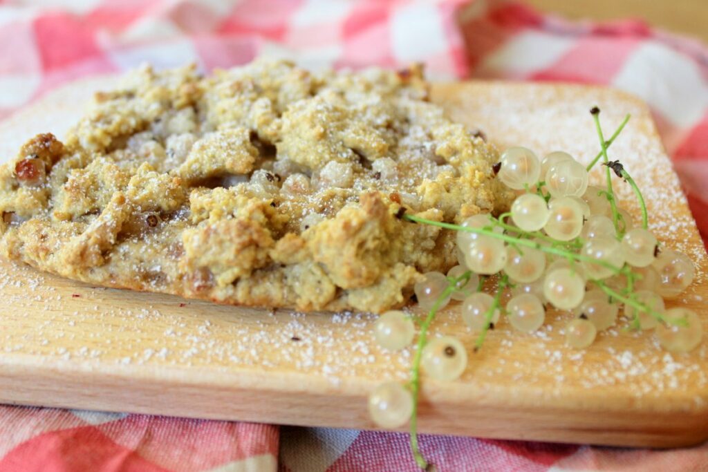 johannisbeer streusel taler mit weißen johannisbeeren