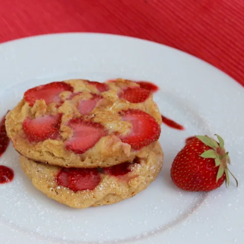 Fluffige Erdbeer-Pancakes ohne zugesetzten Zucker
