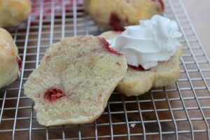 erdbeer scones mit sahne