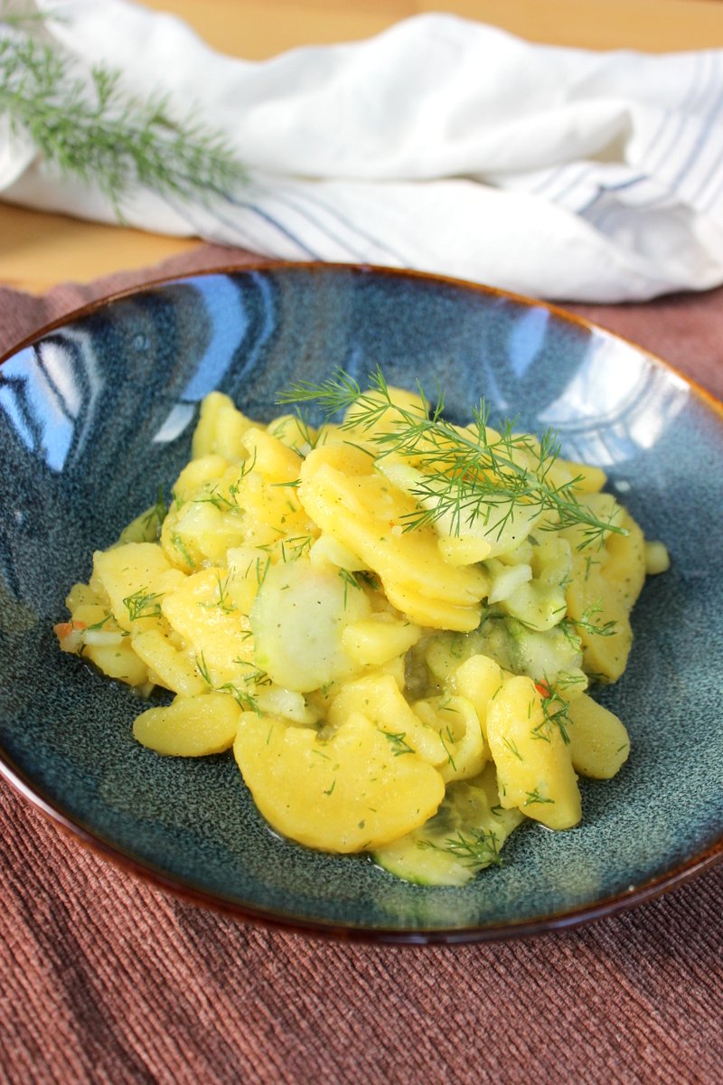 Kartoffelsalat mit Gurke und Dill