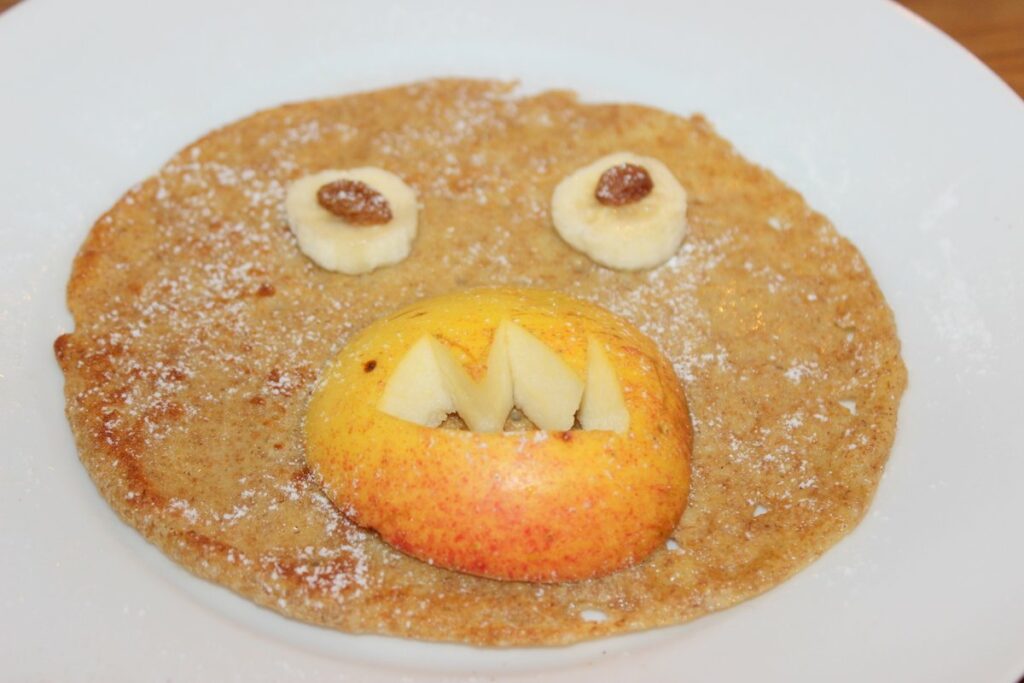 Halloween-Pfannkuchen mit Kürbisgesicht