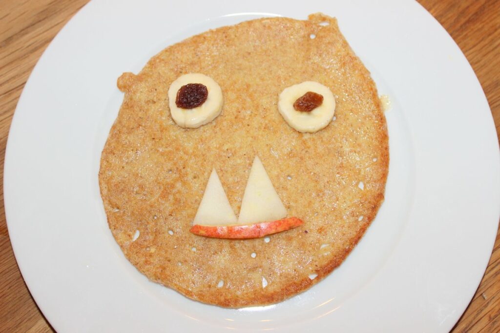 Halloween-Pfannkuchen mit Kürbisgesicht