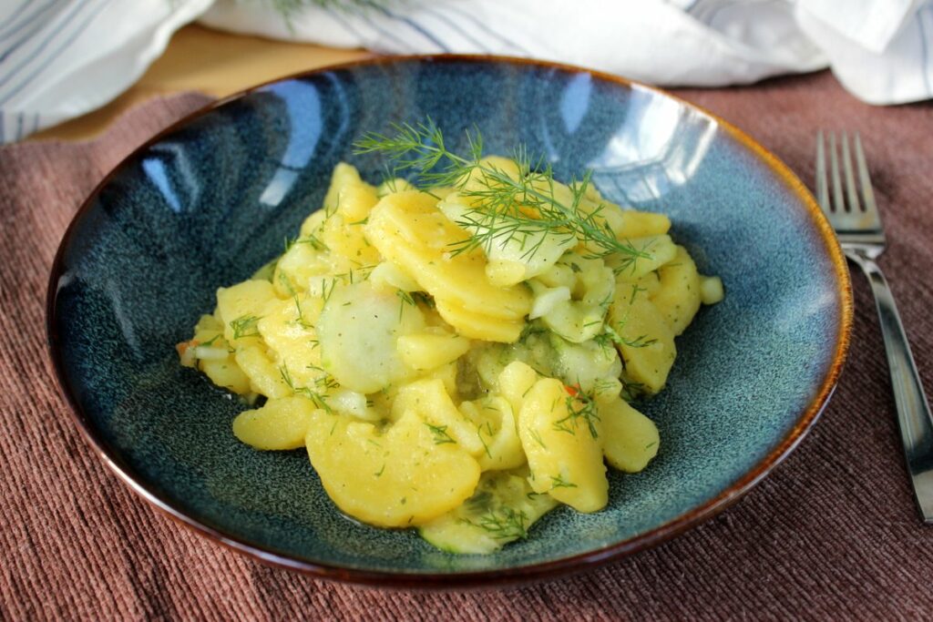 Kartoffelsalat mit Gurke und Dill