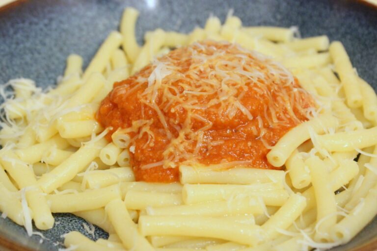 Makkaroni mit Tomatensauce (und verstecktem Gemüse!)