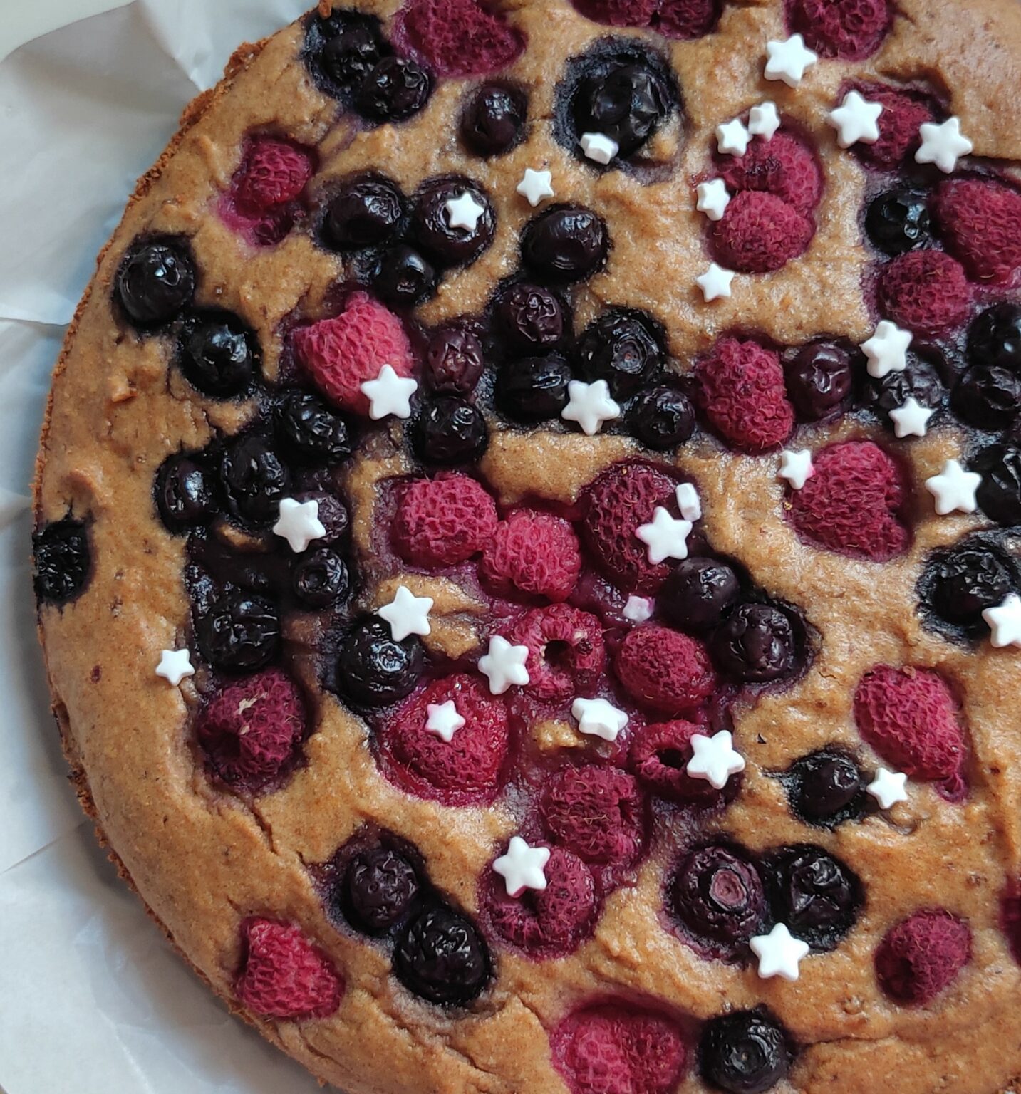 Einfacher Beerenkuchen ohne Zucker