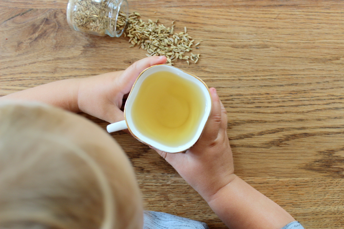 baby will fencheltee aus einer tasse trinken