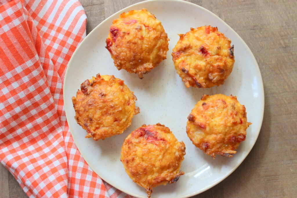 fünf gemüse muffins auf einem weißen teller