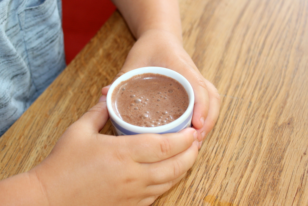 baby will kakao aus einem becher trinken