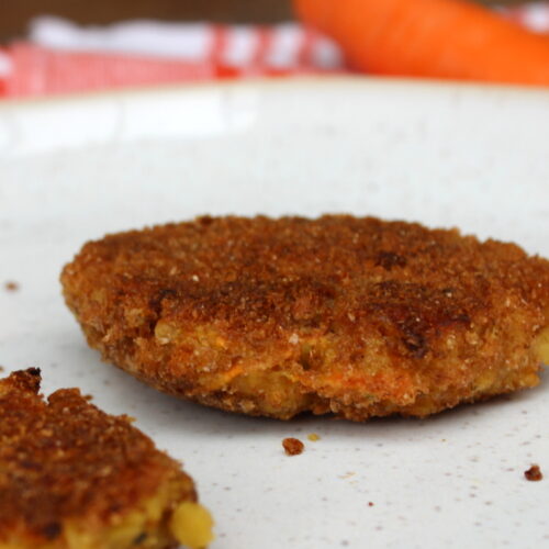 vegetarische nuggets aus linsen und karotten auf einem teller
