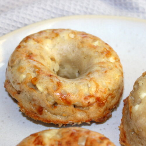 cottage cheese bagel auf einem hellen teller