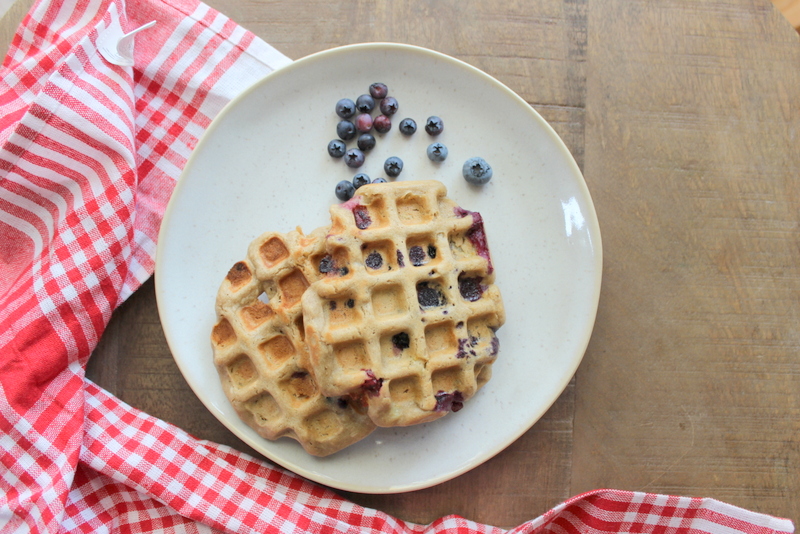 vegane blaubeer waffeln auf einem teller mit frischen blaubeeren