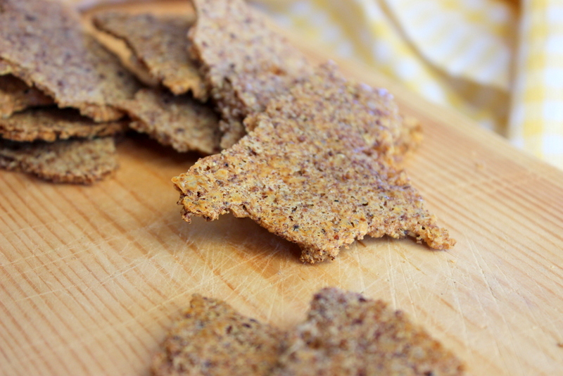 quinoa parmesan cracker auf einem holzbrett
