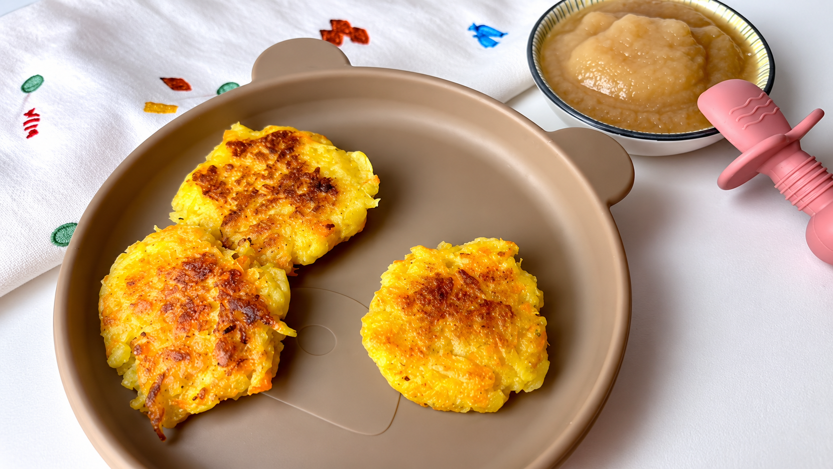 Goldene Gemuese Puffer mit Apfelmus