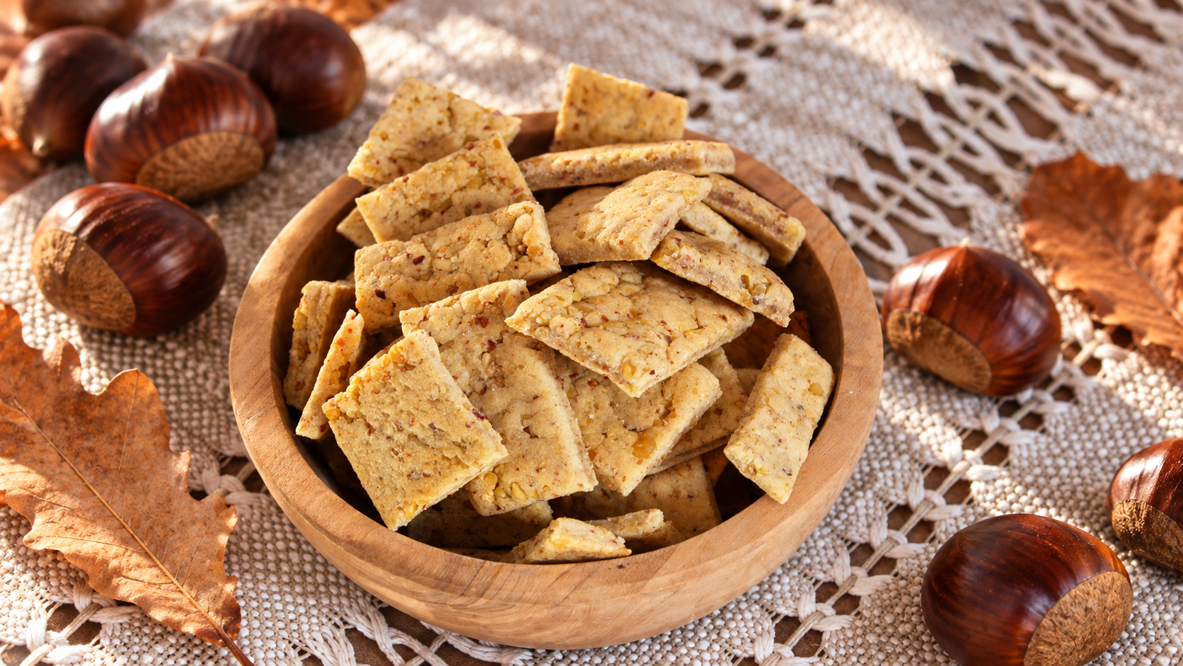 Kastanien Cracker mit gekochten Maronen in einer Holzschale